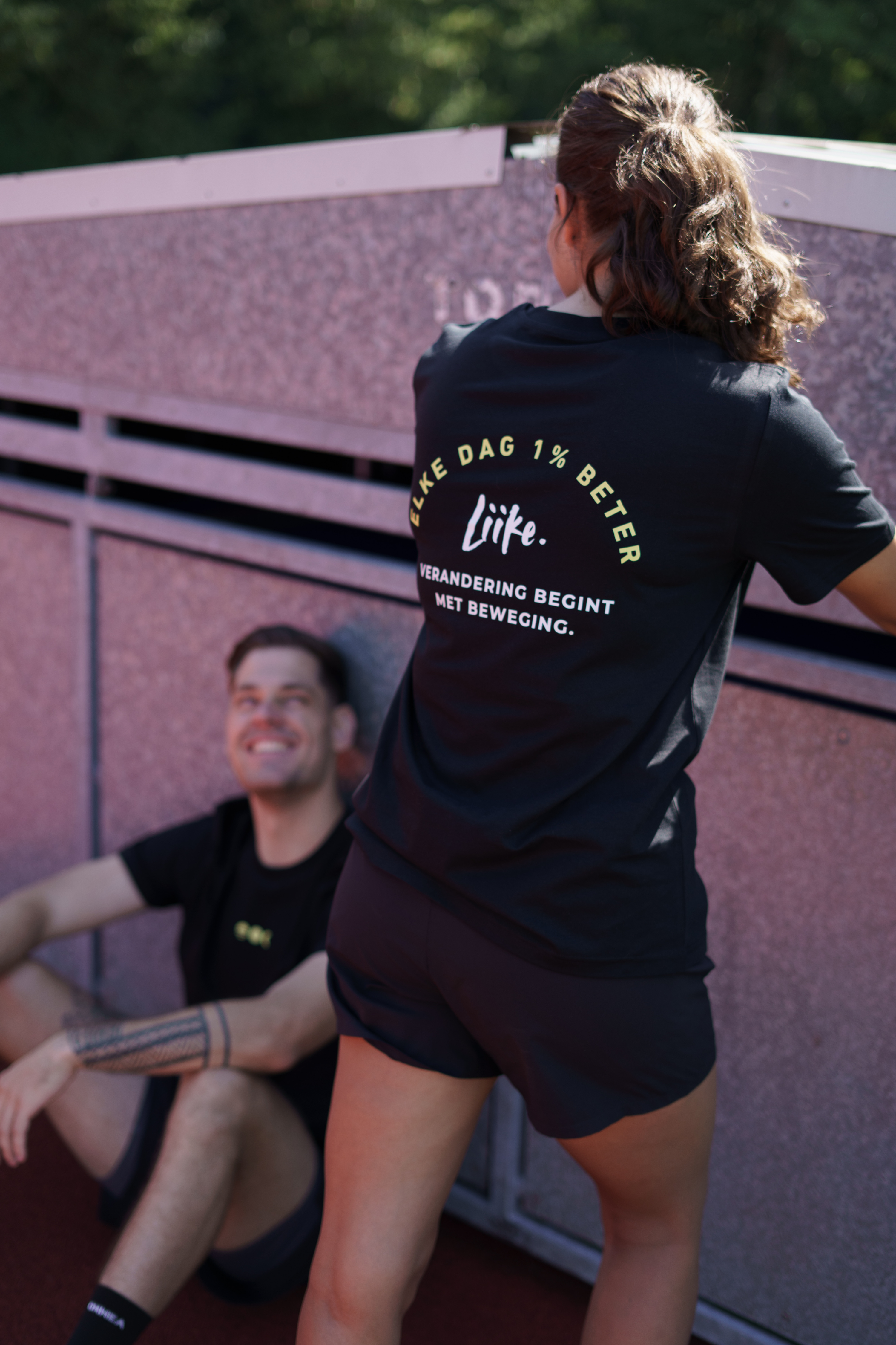 LIMITED EDITION ONNEA LIIKE T-SHIRT | ZWART x VANILLEGEEL Onnea