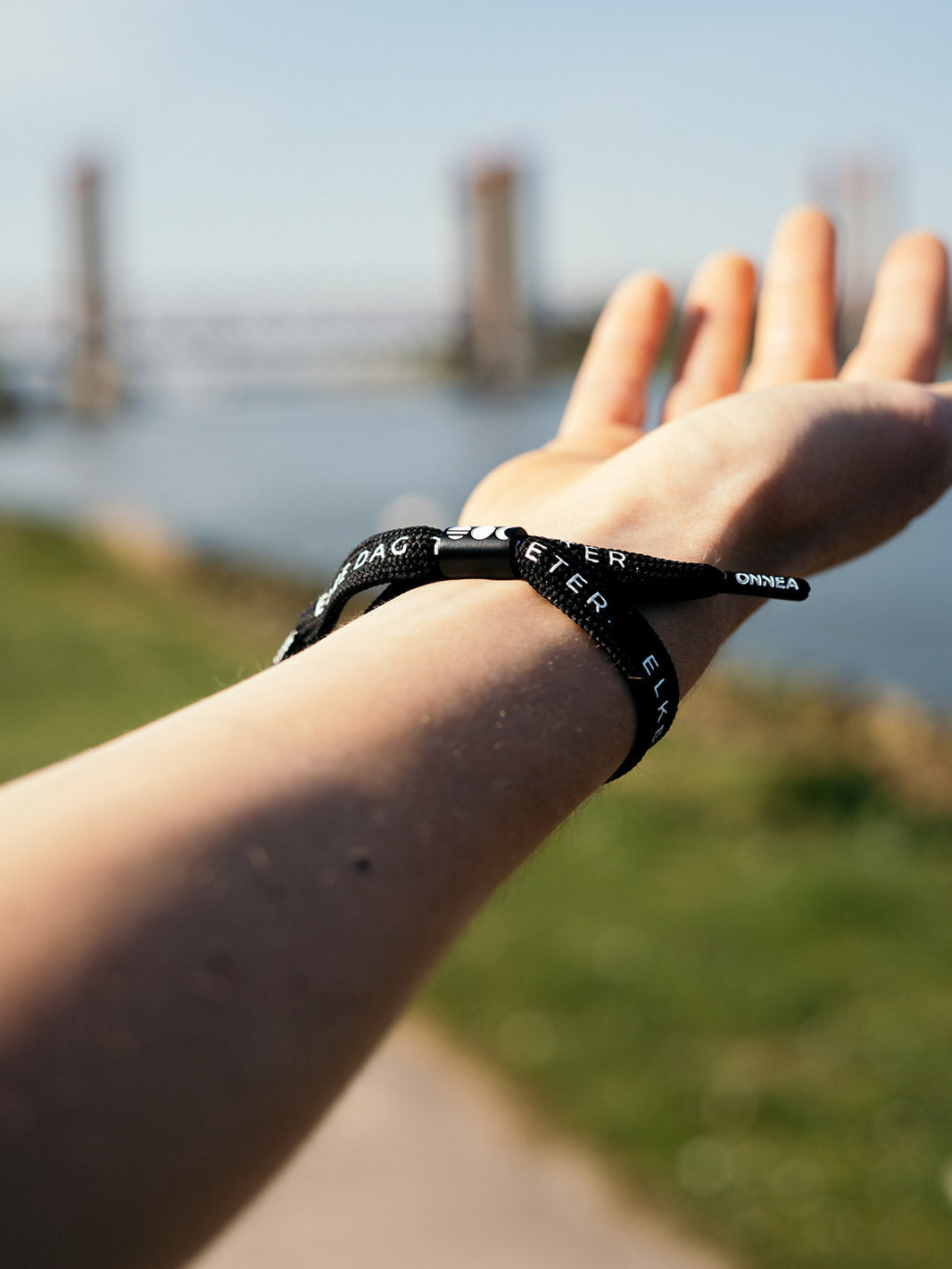 1.0 Elke Dag 1% Beter Onnea bracelet - white x black Onnea