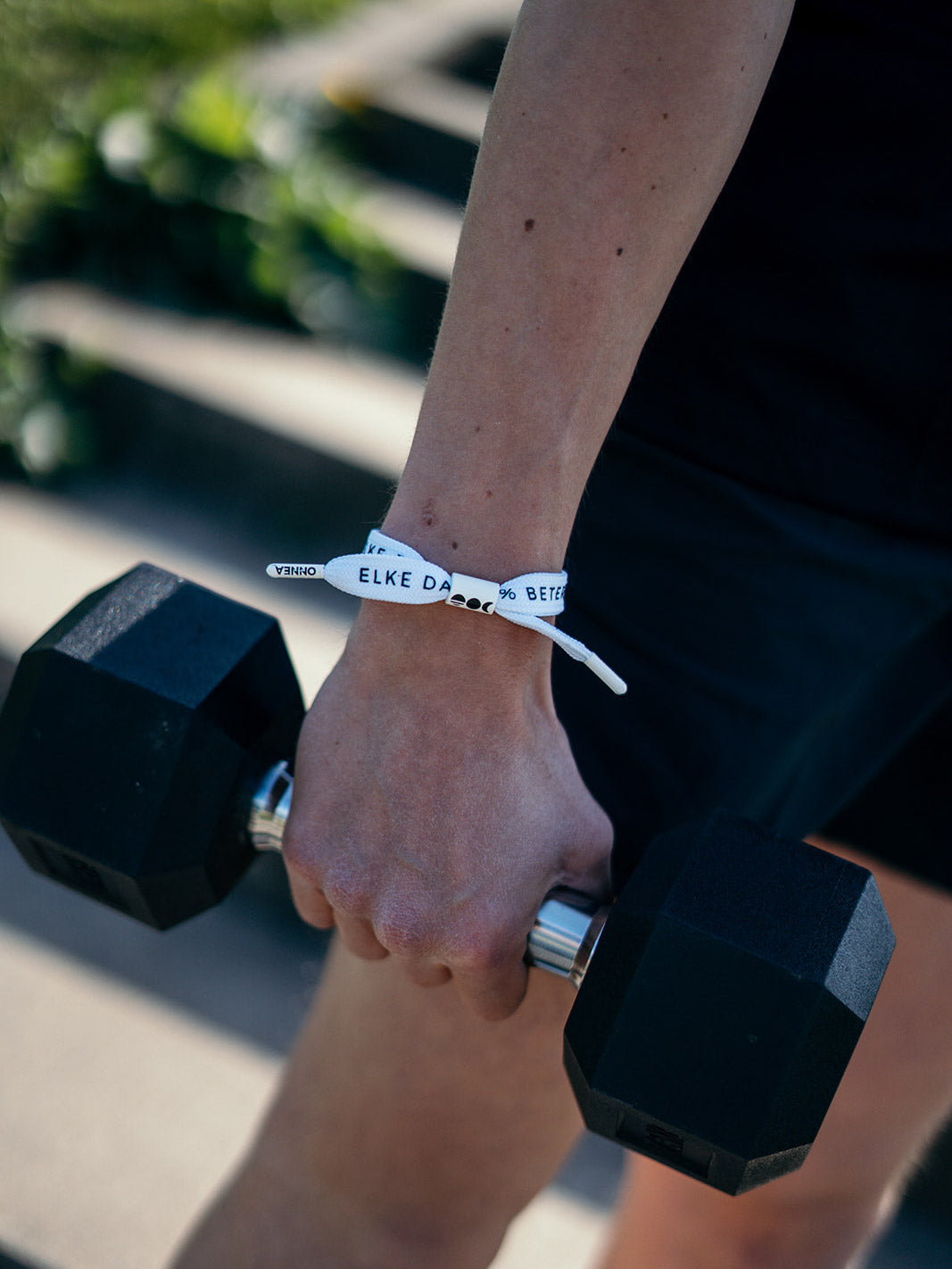 1.0 Elke Dag 1% Beter Onnea bracelet - black x white Onnea