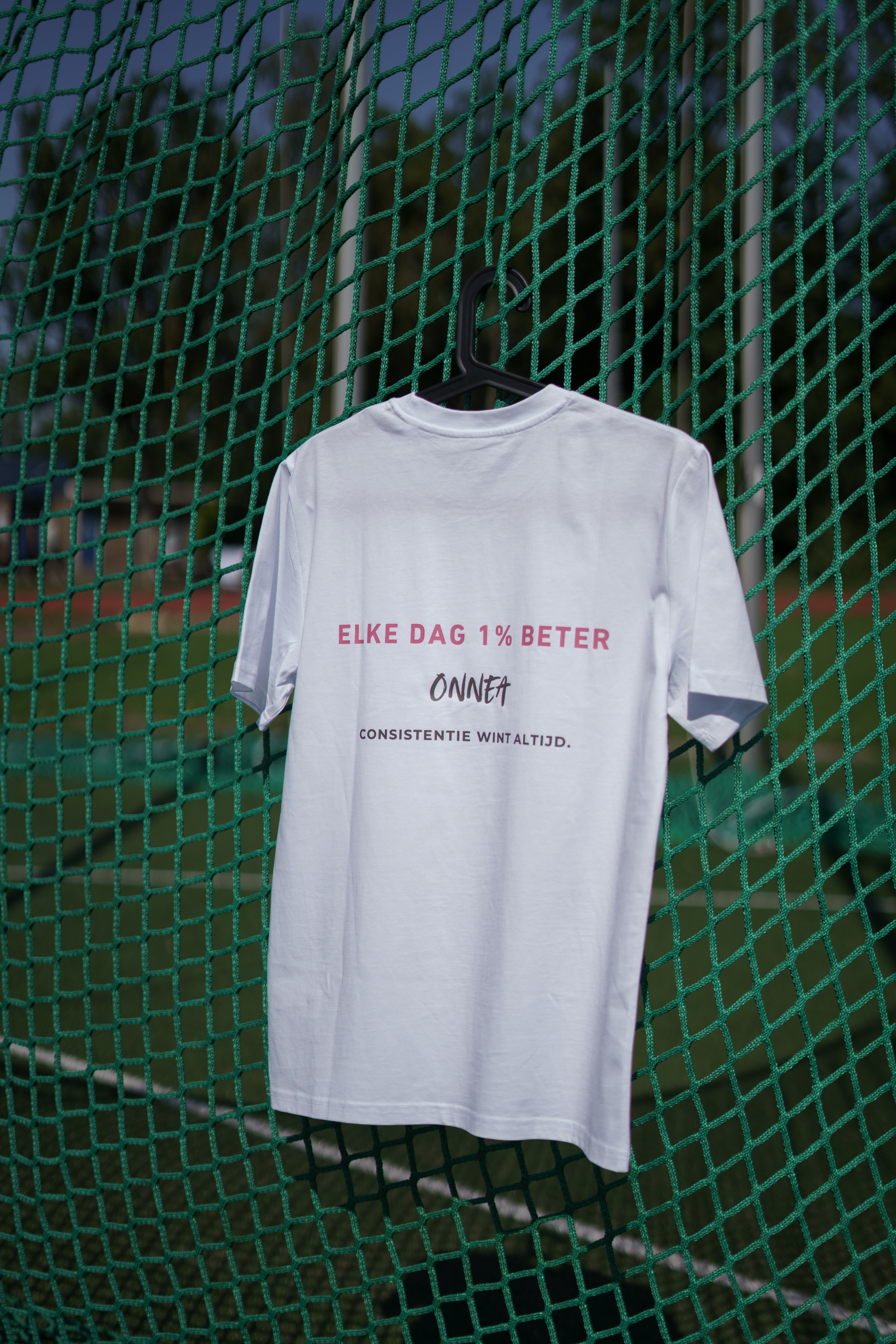ONNEA CONSISTENTIE T-SHIRT | WIT x BLOESEM ROZE Onnea
