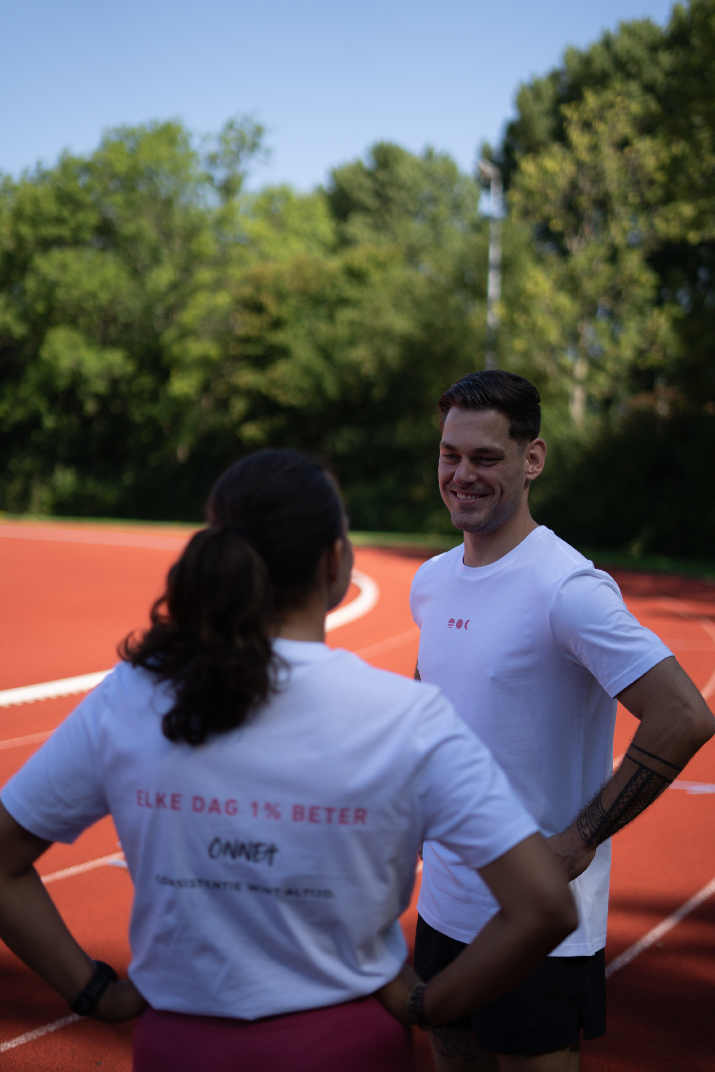 ONNEA CONSISTENTIE T-SHIRT | WIT x BLOESEM ROZE Onnea