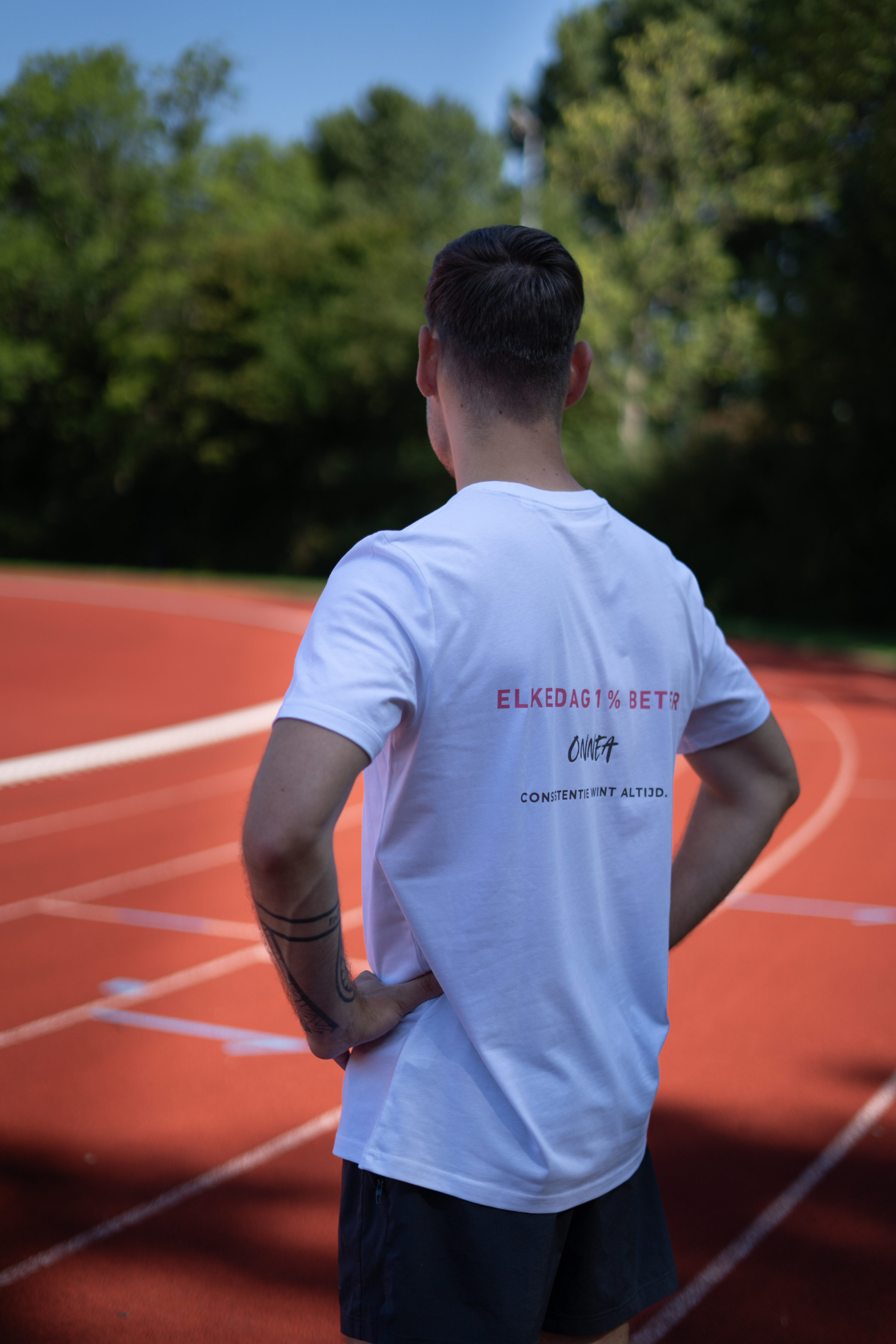 ONNEA CONSISTENTIE T-SHIRT | WIT x BLOESEM ROZE Onnea
