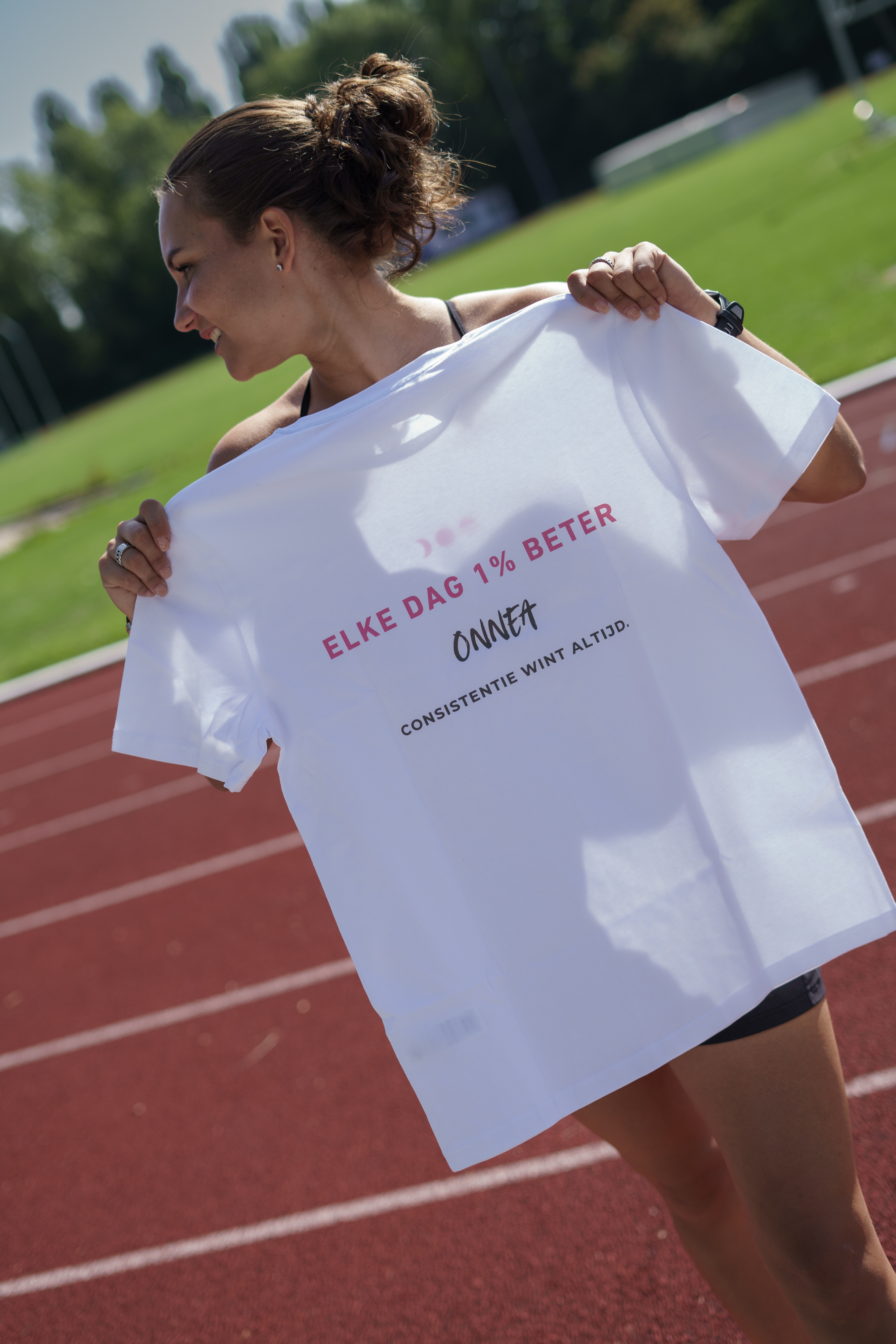 ONNEA CONSISTENTIE T-SHIRT | WIT x BLOESEM ROZE Onnea