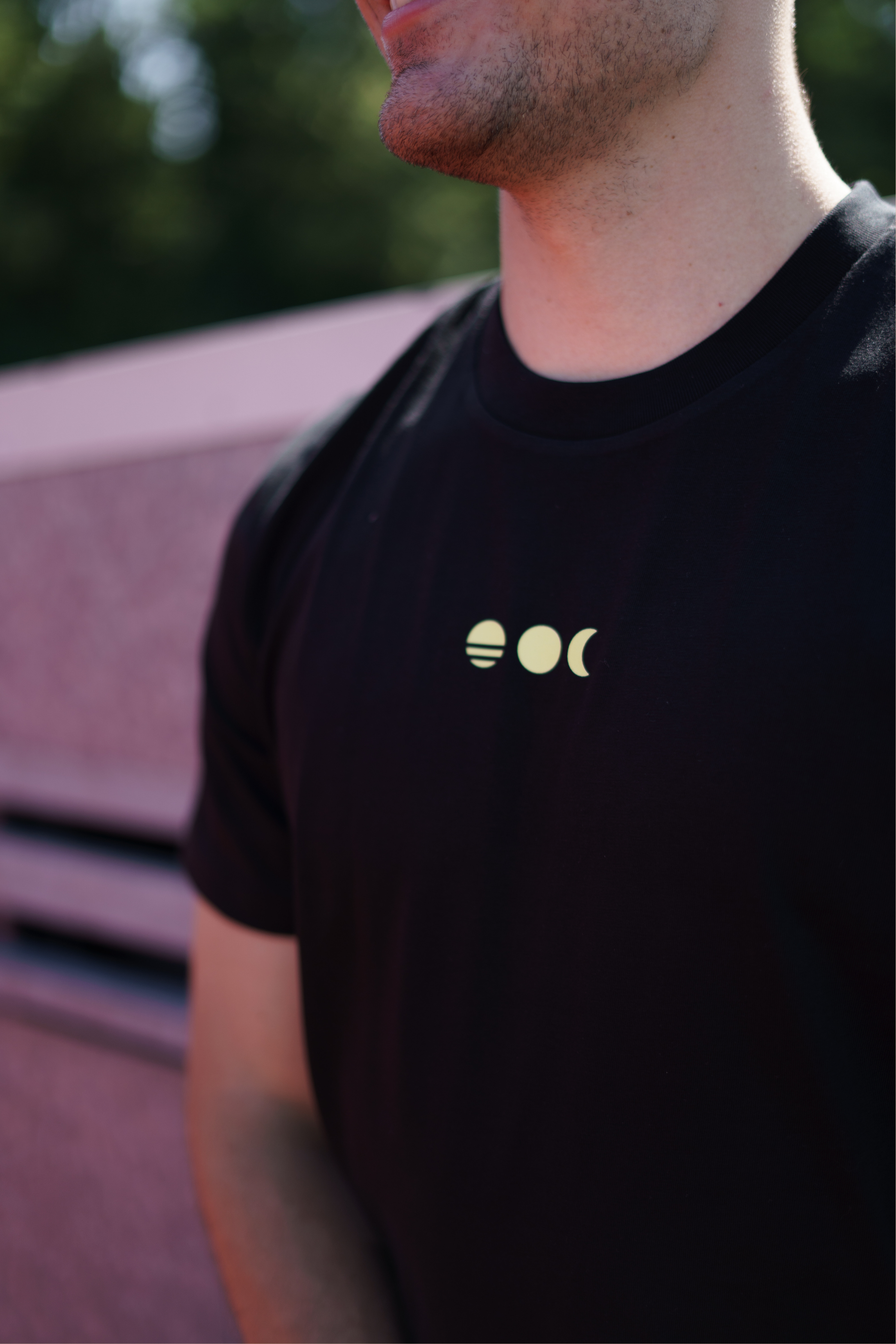 LIMITED EDITION ONNEA LIIKE T-SHIRT | ZWART x VANILLEGEEL Onnea