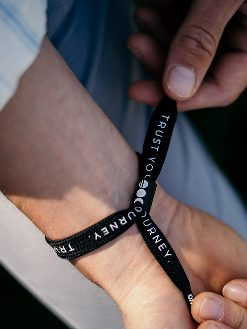 1.0 Trust Your Journey Onnea bracelet - white x black Onnea